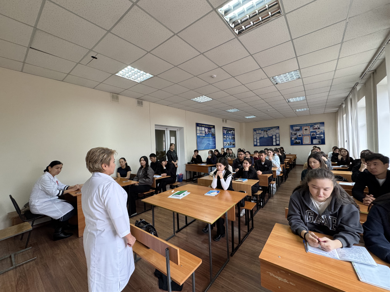 Жастар мен дәрігерлер арасында ашық диалог