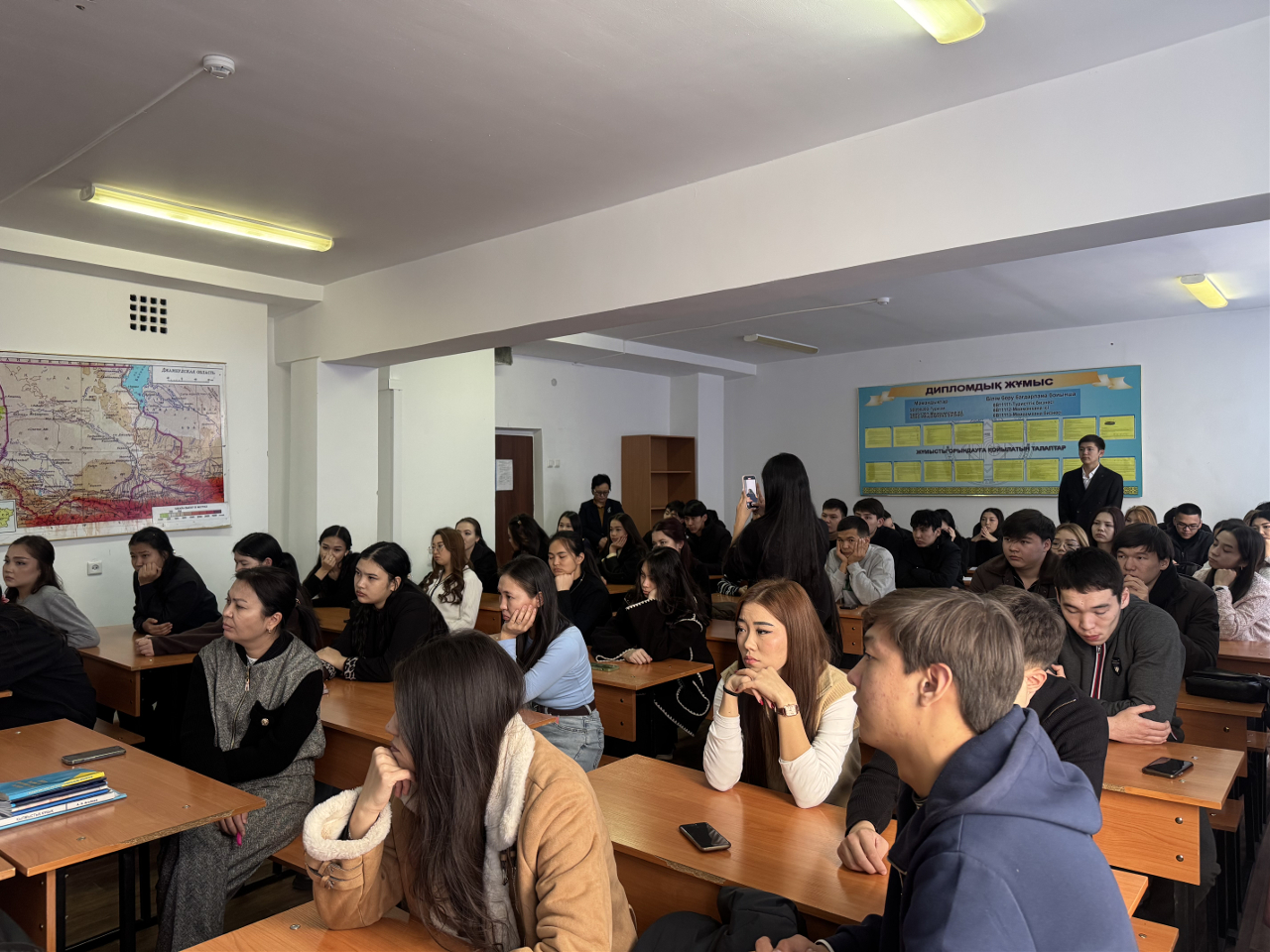 Экономика және құқық факультеті студенттерімен АИТВ жөніндегі ақпараттық кездесу